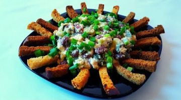 Салат с фасолью, огурцами и сухариками!